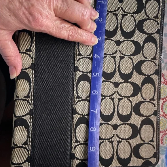 Coach Signature I Pad Pro cover (Authentic) - Picture 4 of 7